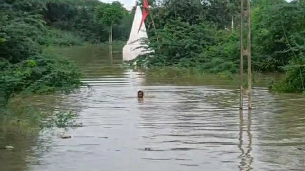 जान बचाने के लिए ग्रामीण चले जाते हैं गांव छोड़कर