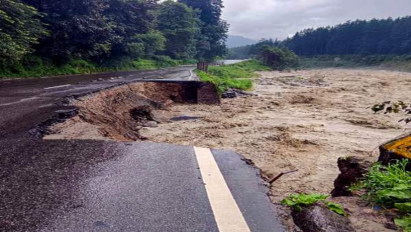  बंगाल में नदियां उफान पर