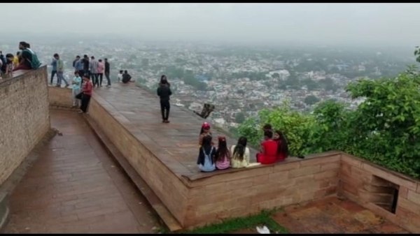 बरसात के बाद गीली दीवार पर खड़े हो जाते हैं लोग बरसात के बाद गीली दीवार पर खड़े हो जाते हैं लोग