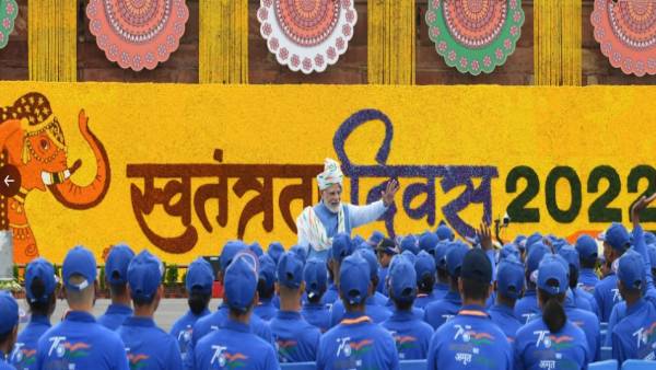 पीएम ने लाल किला के प्राचीर से झंडा फहराया