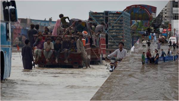पाकिस्तान में कुदरत का कहर
