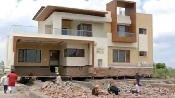महिला ने पैसे से खरीदे मकान