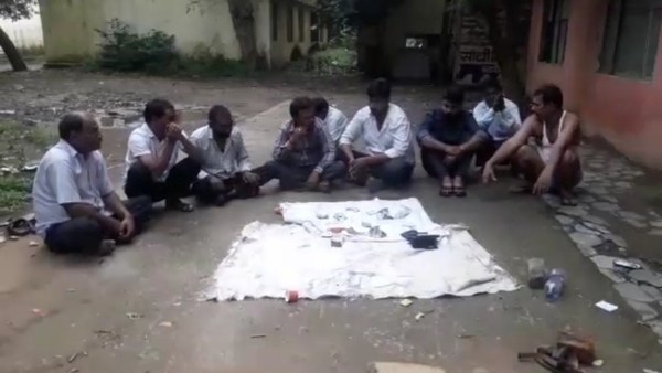 जनपद पंचायत मुरार कार्यालय के परिसर में खेला जा रहा था जुआ