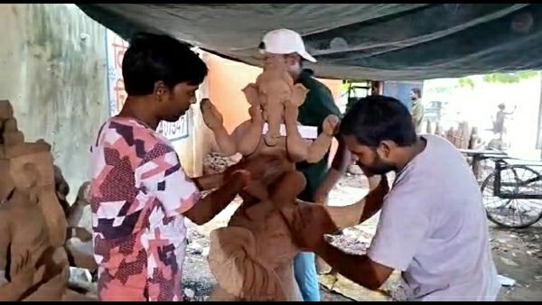 हजीरा और फालका बाजार समेत अन्य स्थानों पर बन रही है प्रतिमाएं