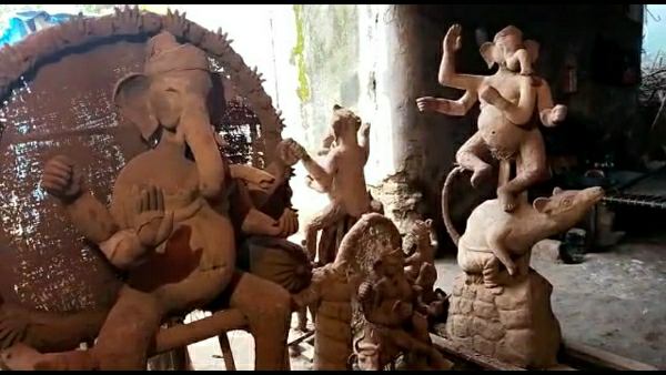 बड़ी संख्या में लोग कर रहे हैं प्रतिमाओं की बुकिंग