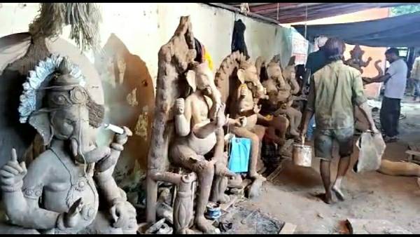 मिट्टी की बनाई जा रही है प्रतिमाएं