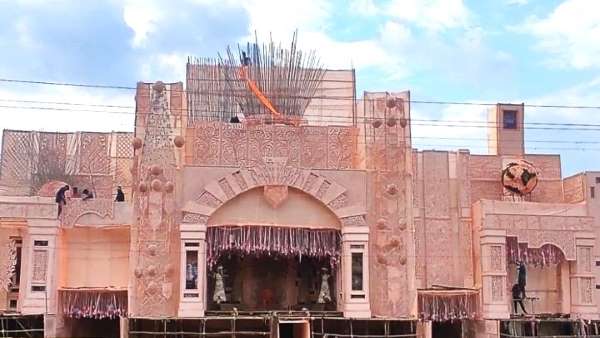 कोलकाता के 40 कारीगर कर रहे हैं निर्माण