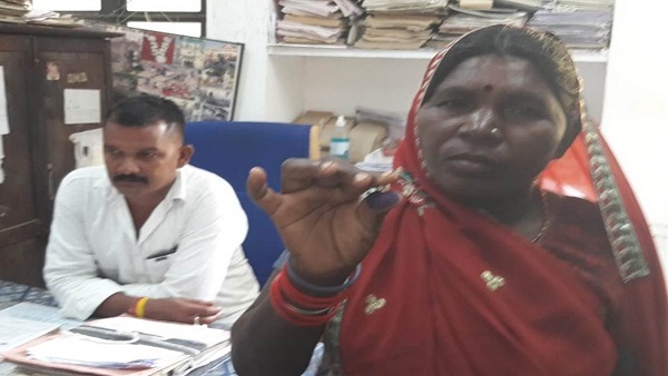 बीते महीने लकड़ी बीनने वाली महिला को जंगल में मिला था हीरा