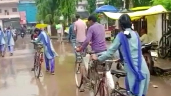 टायर-ट्यूब सडे़, चेन खराब, जंग लगी साइकिलें छात्राओं को बांटी टायर-ट्यूब सडे़, चेन खराब, जंग लगी साइकिलें छात्राओं को बांटी