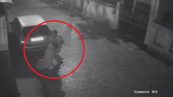 जान बचान के लिए घर से बाहर भागी थी पत्नी