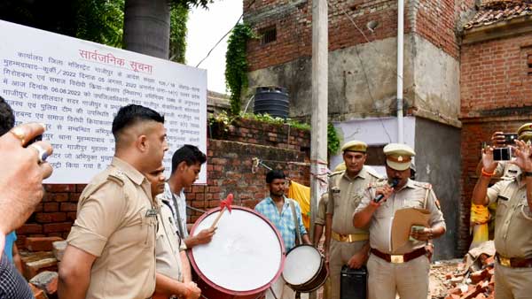 तीन स्थानों पर की गई कुर्की की कार्यवाही तीन स्थानों पर की गई कुर्की की कार्यवाही