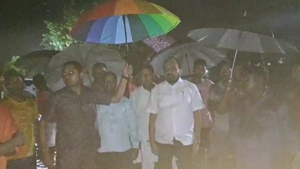 आधी रात को PWD मंत्री गोपाल भार्गव बाढ़ के पानी में उतरे
