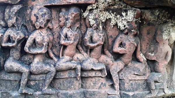 मथुरा जाते समय गोपियों से प्रेमावर्तालाप एवं गोपियों से मनुहार भी मौजूद