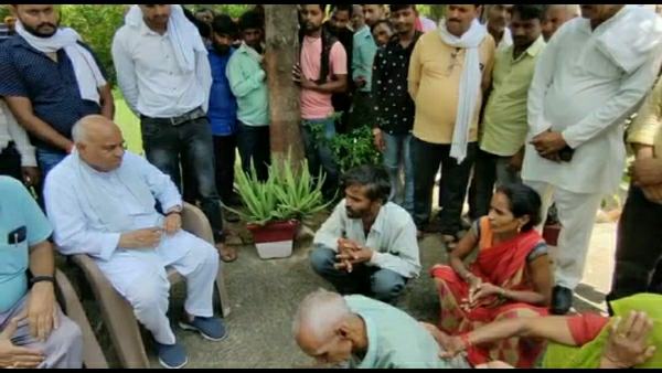 पत्रकारों ने दिखाई थी हाथ ठेला पर बुजुर्ग को ले जाने की खबर