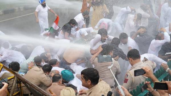 हिरासत में लिए गए नेता और कार्यकर्ता