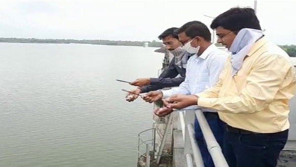 अब 2 लाख 20 हजार क्यूसेक पानी आ रहा