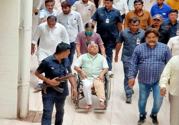 Gujarat: former Deputy CM Nitin Patel hospitalized after hit by a cow during the tricolor yatra