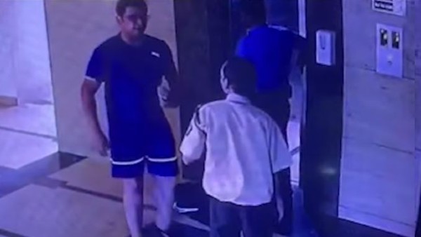 3 मिनट के लिए लिफ्ट में बंद हुआ, बाहर आया तो आपा खोया 3 मिनट के लिए लिफ्ट में बंद हुआ, बाहर आया तो आपा खोया