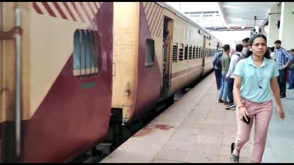 बैग की तलाशी लेने पर निकल पड़े एक करोड़ के आभूषण बैग की तलाशी लेने पर निकल पड़े एक करोड़ के आभूषण