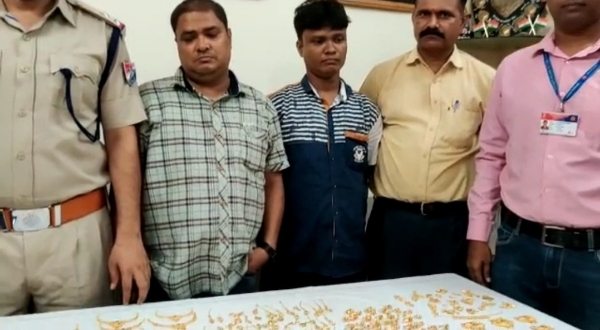 बैग में गहने भरकर रेलवे स्टेशन पर कर रहे थे ट्रेन का इंतजार बैग में गहने भरकर रेलवे स्टेशन पर कर रहे थे ट्रेन का इंतजार