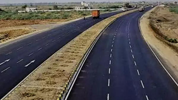 जहां मकान बना, वहीं से एक्सप्रेस वे निकल रहा जहां मकान बना, वहीं से एक्सप्रेस वे निकल रहा