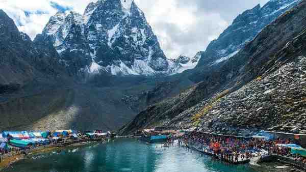 पीर पंजाल की पहाड़ियों से घिर हुआ है मणिमहेश पीर पंजाल की पहाड़ियों से घिर हुआ है मणिमहेश