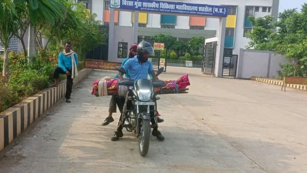 100 रुपये की लकड़ी की पटरी खरीद बाइक पर शव रखा 100 रुपये की लकड़ी की पटरी खरीद बाइक पर शव रखा