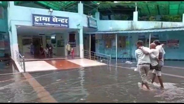 भिंड शहर की सड़कें और कॉलोनी हुईं जलमग्न भिंड शहर की सड़कें और कॉलोनी हुईं जलमग्न