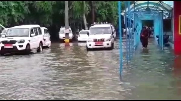 भिंड जिला अस्पताल में भी भर गया पानी भिंड जिला अस्पताल में भी भर गया पानी