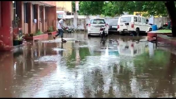मुरैना में सिटी कोतवाली में भर गया पानी मुरैना में सिटी कोतवाली में भर गया पानी
