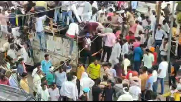 लाठियों से भी किया पुलिसकर्मियों पर हमला