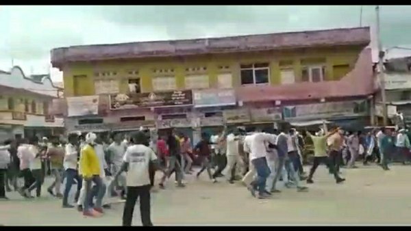 घायल पुलिसकर्मियों को कराया अस्पताल में भर्ती