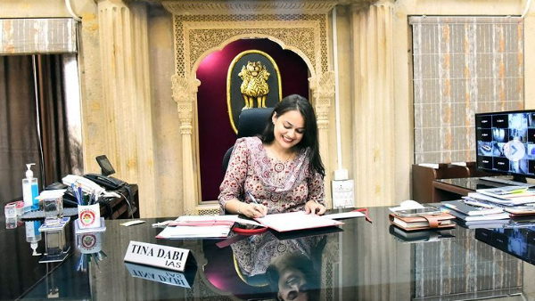 टीना डाबी को जैसलमेर डीएम की जिम्‍मेदारी संभाले चार सप्‍ताह हो गए