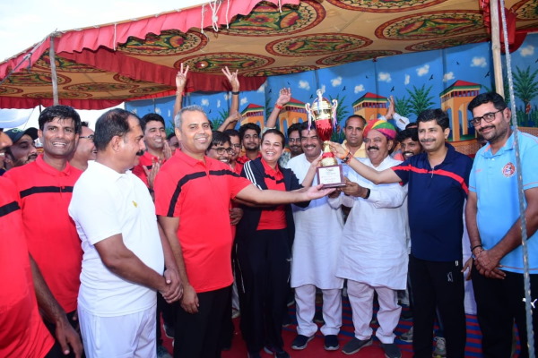 जिला प्रशासन ने पहले बल्‍लेबाजी की 