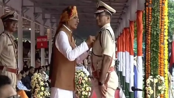 आईजी को मुख्यमंत्री ने राष्ट्रपति पदक प्रदान किए आईजी को मुख्यमंत्री ने राष्ट्रपति पदक प्रदान किए