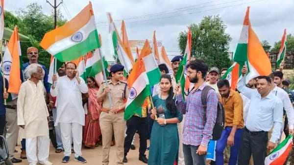 25 रुपए में दे रहे हैं झंडे