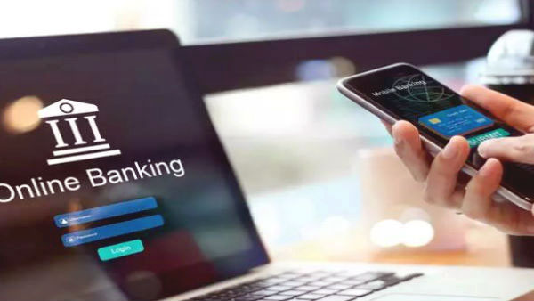 अशिक्षित लोगों को ही बनाते हैं निशाना