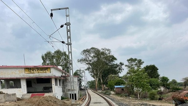 पटरी के अंदर ओएचई लाइन का पोल, ईसरवारा स्टेशन रूम के ऊपर से बिजली लाइन