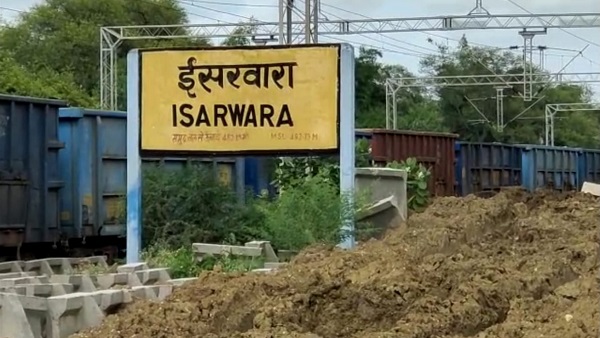 ईसरवारा स्टेशन की नई बिल्डिंग बन रही है, पुरानी की जगह ट्रैक बिछेगा