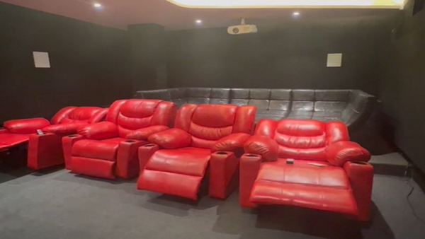 घर में मिनी थियटर का भी इंतजाम 