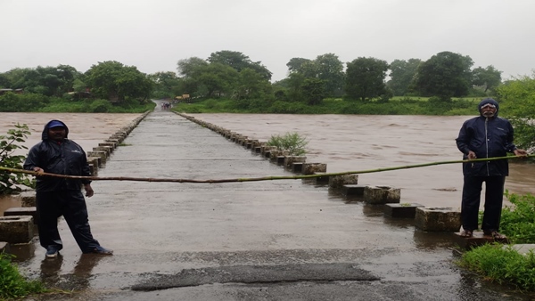 जलभराव वाले प्रभावित मकानों को खाली कराया 