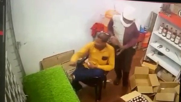 CCTV में कैद लुटेरों की करतूत CCTV में कैद लुटेरों की करतूत