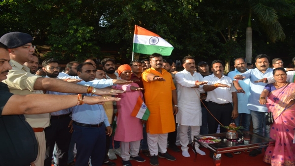 अव्वल रही तीन नावों को मिला ईनाम