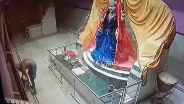 दानपेटियां सहित ये समान लेकर फुर्र हुआ चोर