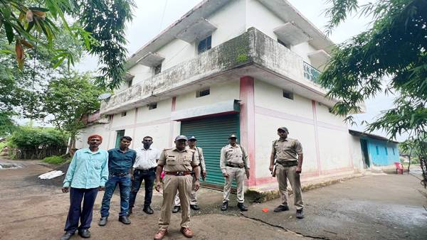 कार्यालय में भी हुई सर्च कार्रवाई