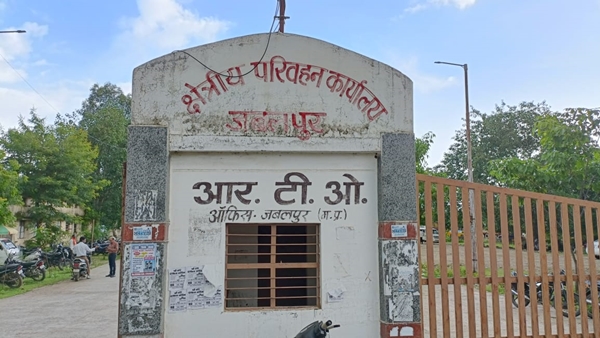 संतोष के लिए वसूली करने वालों की गैंग 