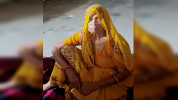 नकदी और डेढ़ किलो सोने के जेवर बैग में भरकर भाग गए