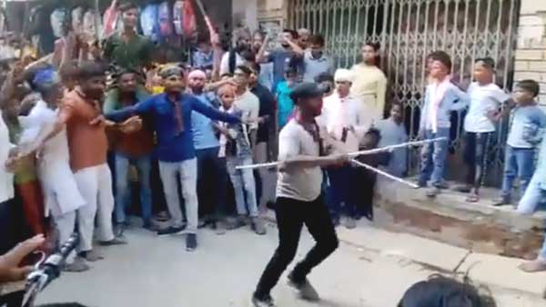 जौनपुर के मीरगंज बाजार का है मामला 