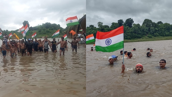 उफनती नर्मदा में निकली 11 किमी की तिरंगा यात्रा 