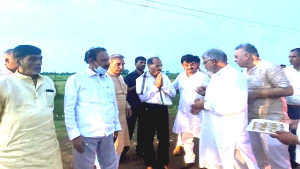 समिति के ये सभी सदस्य पहुंचे थे भ्रमण में समिति के ये सभी सदस्य पहुंचे थे भ्रमण में